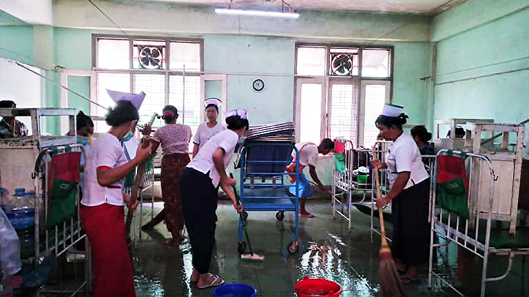 Dọn dẹp tại Bệnh viện Pathein, thị trấn Pathein để phòng chống dịch Covid-19 - Ảnh: Facebook Than Min Htut.
